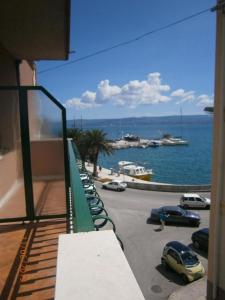 un balcón de un edificio con vistas al agua en Villa Miranda - Croazia en Omiš