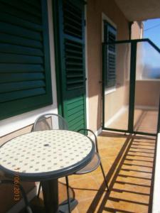 una mesa y sillas sentadas en un porche con puerta en Villa Miranda - Croazia en Omiš