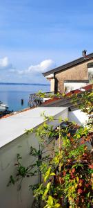 een gebouw met uitzicht op het water bij Le Rêve B&B - Lake view rooms in Sirmione