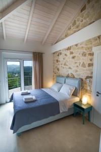 Postel nebo postele na pokoji v ubytování Astrali Stone Villas