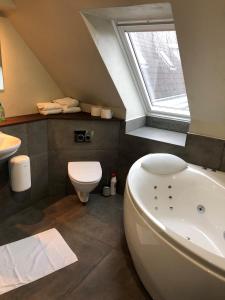 Kupatilo u objektu Hotel Højslev Kro