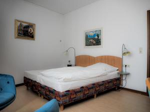 una camera da letto con un letto e una sedia blu di Mutter Siepe a Lüdinghausen Altre 37 foto