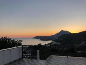 een balkon met uitzicht op de oceaan bij zonsondergang bij Apartmani LIRA in Sutomore