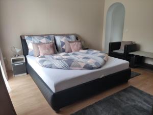 um quarto com uma cama com almofadas em Zsanett Appartement em Hévíz