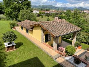 uma vista superior de uma casa com um telhado em Il Giglio Rosso em Borgo a Buggiano