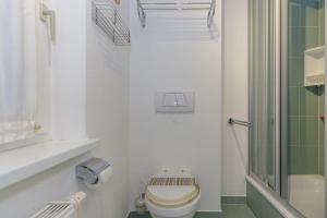 キュールングスボルンにあるStrandstrasse-16-Wohnung-23-App-Molli-377の白いバスルーム(トイレ、シャワー付)