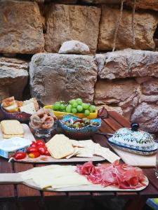 una mesa con platos de comida y cuencos de fruta en House Beatrix, en Stari Grad