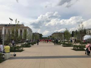 コロリョフにあるApartment on Chaykovskogo 6の広場を歩き回る人々