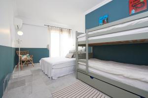 1 Schlafzimmer mit 2 Etagenbetten und einer blauen Wand in der Unterkunft Palm Beach Amazing view in Cannes