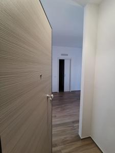 una puerta abierta en una habitación con suelo de madera en Appartamento L'Essenziale, en Vieste