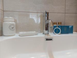 A bathroom at I Tre marchi Rooms / Camera Mare