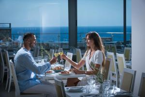 Un restaurante o sitio para comer en Mistral Mare Hotel