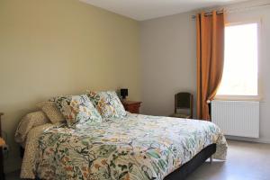 1 dormitorio con cama y ventana en Domaine Joseph LAFARGE Wine Resort WineMaker House La maison du Négociant en Lugny