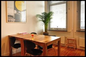 mesa de comedor con sillas y maceta en studio Saint-Jean en Amberes