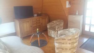 A television and/or entertainment centre at Komfort Apartman