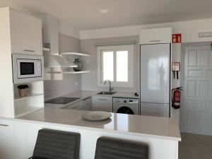 Kuchyň nebo kuchyňský kout v ubytování Apartamento en Playa Santo Tomas