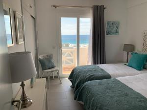 Postel nebo postele na pokoji v ubytování Apartamento en Playa Santo Tomas + 37 fotografií