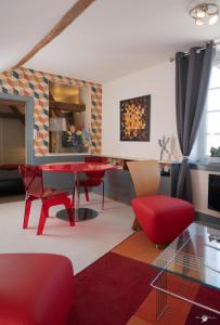 a living room with red chairs and a table at la Forge du Roy in Blois
