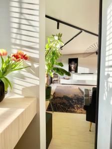 ein Schlafzimmer und ein Wohnzimmer mit einem Bett in der Unterkunft Desk Till Dawn in Gent