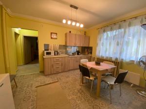 Kuchyňa alebo kuchynka v ubytovaní Eszter Apartman