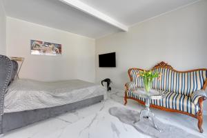 1 dormitorio con cama, sofá y mesa en Art apartament en Gdansk