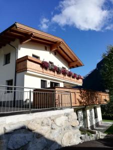 una casa con balcone fiorito di Apart Kristall a Tux