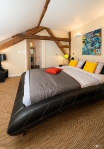 ein großes Bett in der Mitte eines Zimmers in der Unterkunft la Forge du Roy in Blois