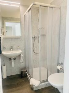 Kylpyhuone majoituspaikassa Hotel Gamper 35 kuvaa lisää