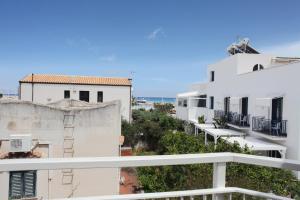 - une vue depuis le balcon d'un bâtiment dans l'établissement BeachSide Rooms & Suites, à San Vito Lo Capo