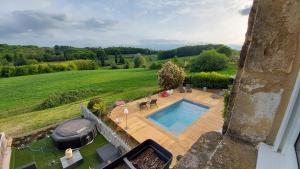 uma vista superior de uma piscina num jardim em Le Clos des Bories em Sarlat-la-Canéda