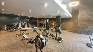 een fitnessruimte met diverse fitnessapparatuur in een kamer bij Nadmorskie Tarasy Kołobrzeg in Kołobrzeg