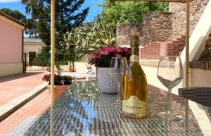 a bottle of wine and two glasses on a table at Villa Aste - San Gregorio in San Gregorio