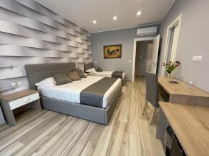 - une chambre avec un lit et un bureau dans l'établissement Martini Suite, à Bari