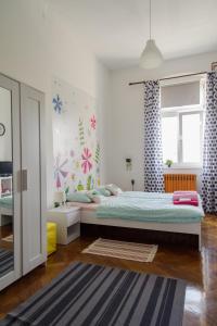 een slaapkamer met een bed en een raam bij Cozy river view apartment in Karlovac