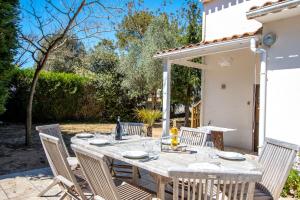 Majoituspaikan Maison moderne et familiale a Bretignolles sur Mer ravintola tai vastaava paikka