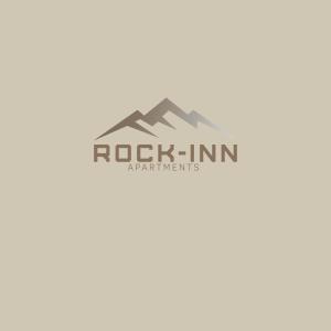un logo pour les appartements rock inn dans l'établissement Rock-inn, à Rokytnice nad Jizerou