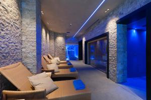 アーバノ・テルメにあるHotel Terme Principeの青い照明付きの部屋のソファ