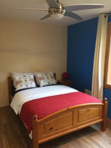 1 dormitorio con 1 cama y ventilador de techo en Lac d'Annecy, en Doussard