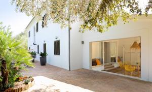 a house with white walls and a patio at Villa Romaní in Sa Pobla