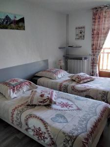 Tempat tidur dalam kamar di Hôtel Le Beauséjour