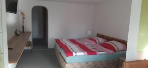 uma cama com duas almofadas num quarto em Pokoje Herta - Domek letniskowy em Stawiguda