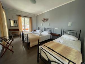 Postel nebo postele na pokoji v ubytování Nafplia Hotel