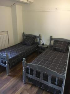 twee bedden in een kamer met bij gîte la bergerie in Sarlat-la-Canéda