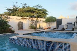 A piscina localizada em NEW! Palm Beach # 34 Suitable for 8 persons 4 bedrooms, 4 bathrooms ou nos arredores