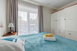 Un pat sau paturi într-o cameră la Villa Baltic Chałupy Apartament nr 2