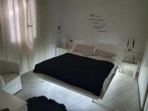 A bed or beds in a room at Casa Vacanza Pozzuoli