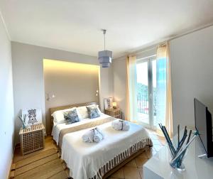 מיטה או מיטות בחדר ב-Taormina Rooms Panoramic Apartments