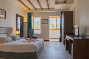 Club Reef Resort & Spa tesisinde bir odada yatak veya yataklar
