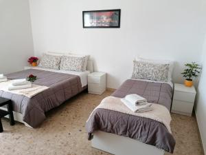 1 dormitorio con 2 camas y sofá en Giuseppe House, en Pisa