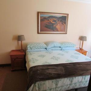 Un pat sau paturi într-o cameră la Accommodation@Bourne